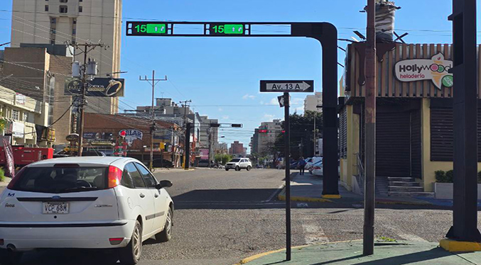 Pantallas inteligentes LED modernizan la red semafórica de la ciudad