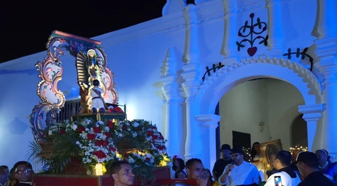 Devotos rinden tributo a la virgen de Guadalupe en Coro