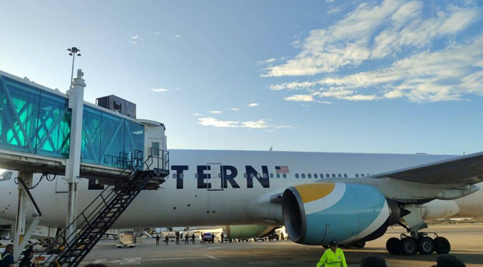 Llega un avión estadounidense con 266 migrantes venezolanos repatriados