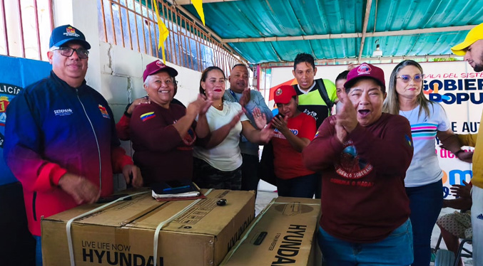 Alcalde entrega cinco toneladas de aire acondicionado a la Comuna Las Fuerzas del Pueblo Soberano