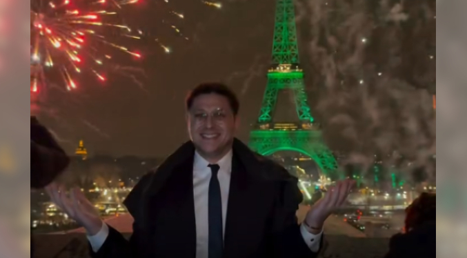 Investigan a influencer en Francia por hacer espectáculo con fuegos artificiales frente a la Torre Eiffel