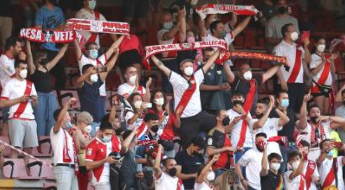 Tres hinchas del Rayo hospitalizados tras un ataque a dos autocares en Polonia