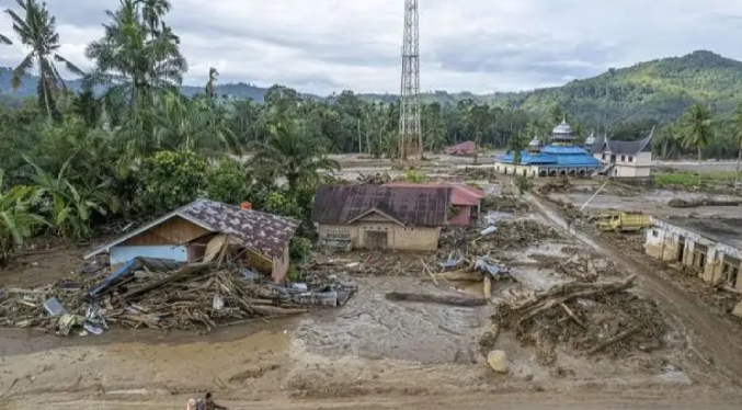 Autoridades en Indonesia contabilizan más de mil muertos por inundaciones en Sumatra
