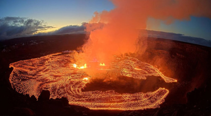 Fuentes de lava brotan del volcán Kilauea de Hawái, que se acerca a un año de erupción