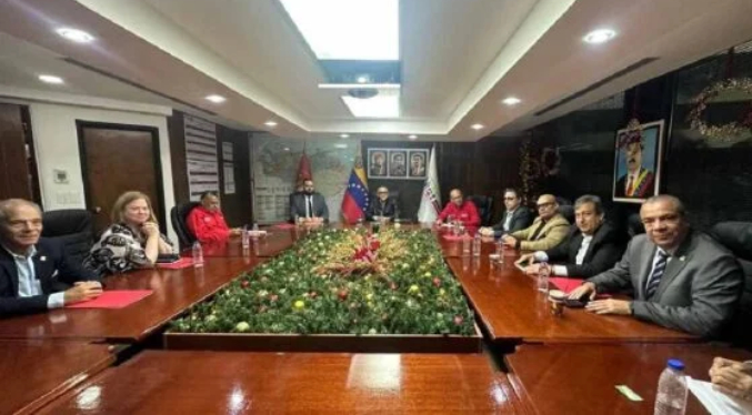 Gobierno y sector privado abren mesa tributaria para revisar cargas y procesos fiscales