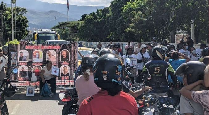 Familiares de colombianos detenidos en Venezuela reanudan protesta en el puente Simón Bolívar