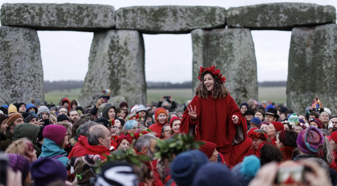 Al menos ocho mil 500 personas celebran solsticio de invierno en monumento de Stonehenge