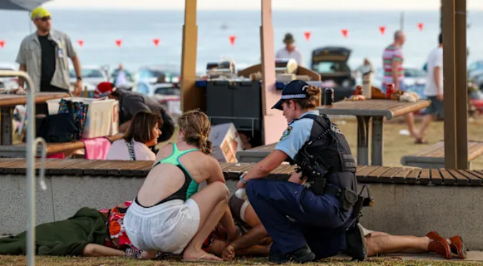 Al menos diez muertos en tiroteo en playa de Sídney