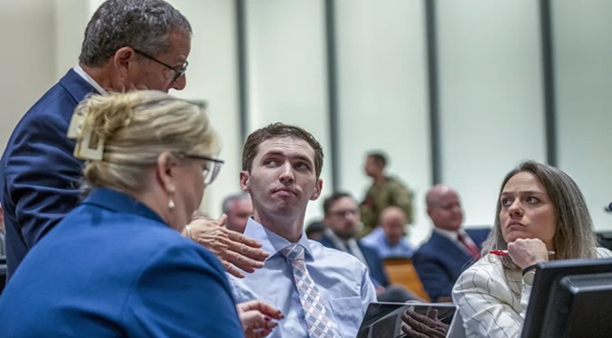 El acusado de asesinar a Charlie Kirk pide recusar a la fiscalía por conflicto de interés