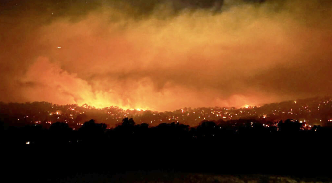 Voraces incendios forestales amenazan localidades rurales en Australia
