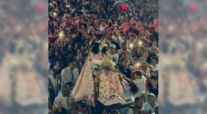La Divina Pastora baja de su nicho entre lágrimas y devoción