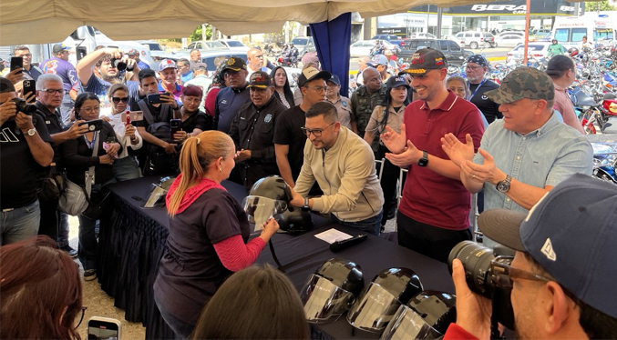 Campaña «Chamo usa tu casco»: Alcaldía dota a más de 500 motorizados