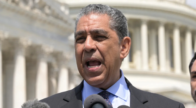 Condena por ataque en Venezuela: Caucus Hispano y otros líderes demócratas alzan la voz contra Trump