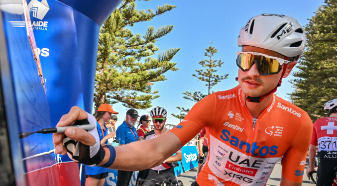 El ciclista Jay Vine sufre fractura de muñeca tras chocar con un canguro