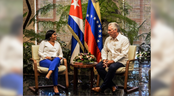 El presidente de Cuba dice que conversó por teléfono con la mandataria interina venezolana Rodríguez