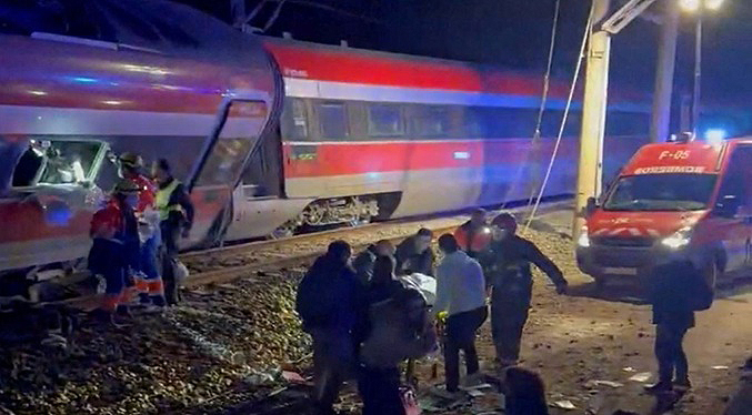 Al menos cinco muertos tras descarrilar dos trenes de alta velocidad en el sur de España