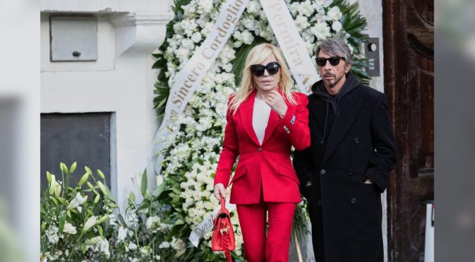 Celebridades y público dan el último adiós al icónico Valentino en su funeral en Roma