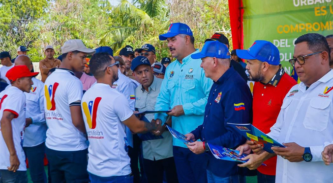 Gobierno entrega 16 viviendas y 763 títulos de tierra en el Zulia