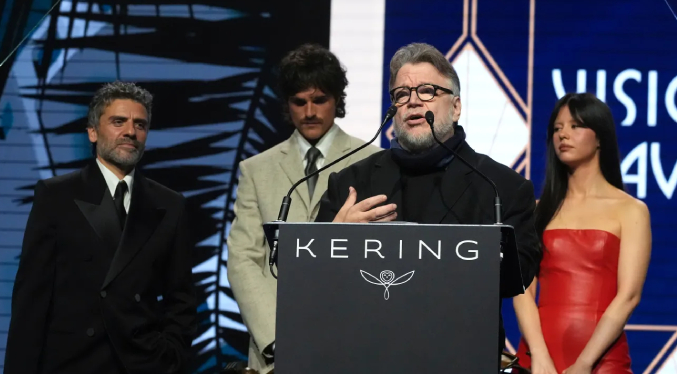 Guillermo Del Toro anuncia la muerte de su hermano mayor durante una entrega de premios