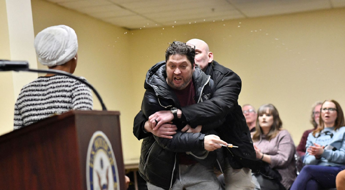 Atacan a la congresista Ilhan Omar con un líquido desconocido durante mitin en Minneapolis