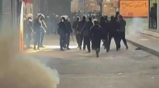 Irán dispersa con gases lacrimógenos protestas en el bazar de Teherán