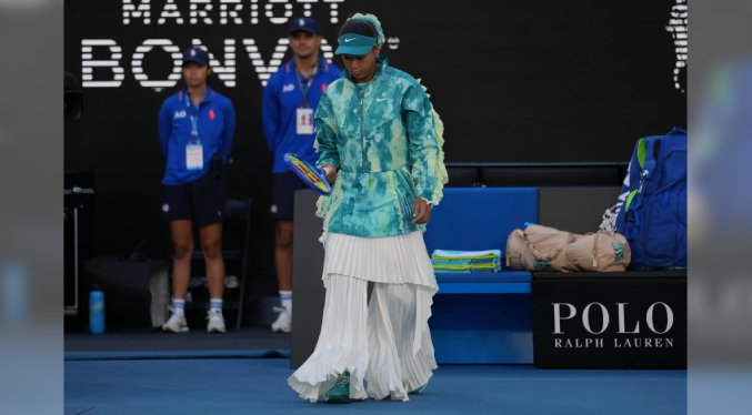 Naomi Osaka modera su atuendo de entrada y sube la intensidad en el Abierto de Australia