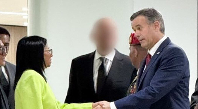 Delcy Rodríguez sostiene encuentro con el director de la CIA en Caracas