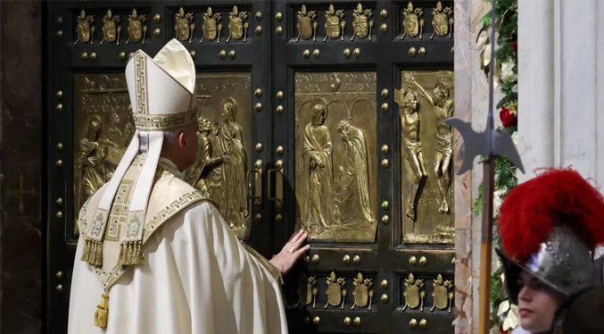 El Papa clausura el Jubileo al cerrar la Puerta Santa del Vaticano