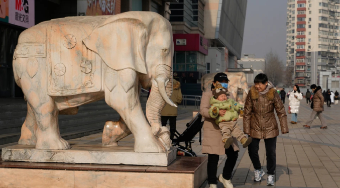 La población de China vuelve a caer, con la tasa de nacimientos más baja desde la revolución de 1949