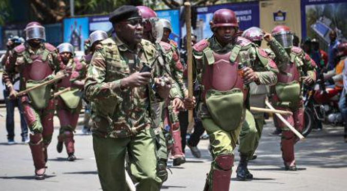 Policía dispersa a golpes en Kenia una protesta contra ataque de EEUU en Venezuela