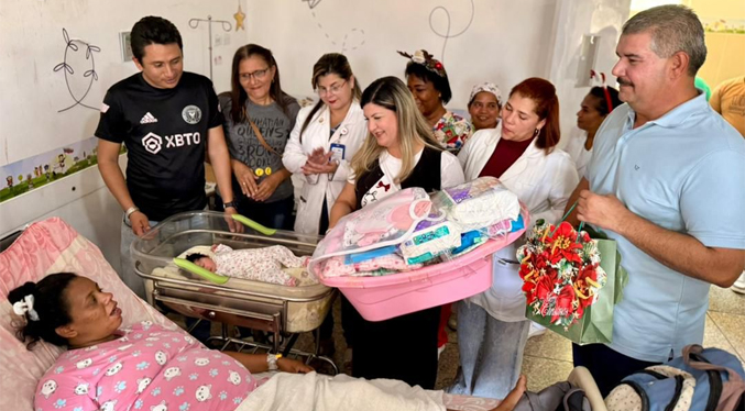 Gobernador Caldera y la primera dama visitan a la primera niña zuliana nacida en este 2026
