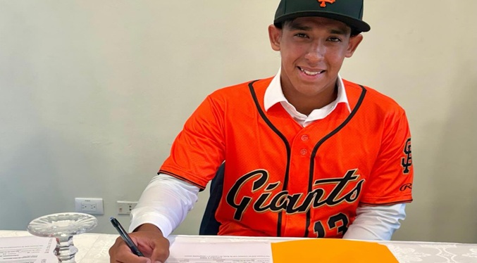 Gigantes firma al prospecto venezolano Luis Hernández