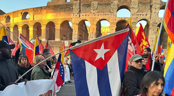 Protestas a favor y en contra de la extracción de Maduro generan tensión en Roma