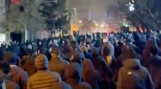 Trump dice que Irán quiere negociar mientras los muertos en las protestas suben al menos a 599