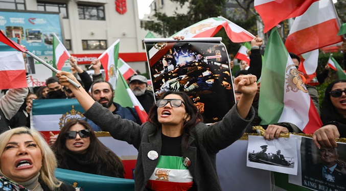 Trump: «Es el momento de buscar un nuevo liderazgo en Irán»