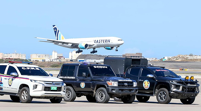 Un avión con 128 venezolanos repatriados llega a Venezuela desde Estados Unidos