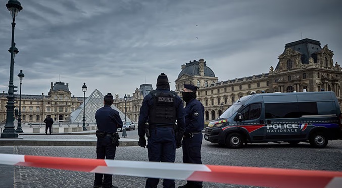 Imágenes de videovigilancia del Louvre muestran nítidamente el robo y la rapidez del robo