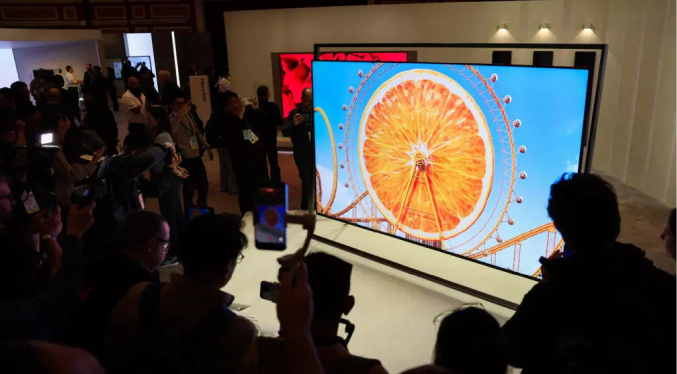 Un siglo después de su creación, la televisión innova para competir con los celulares