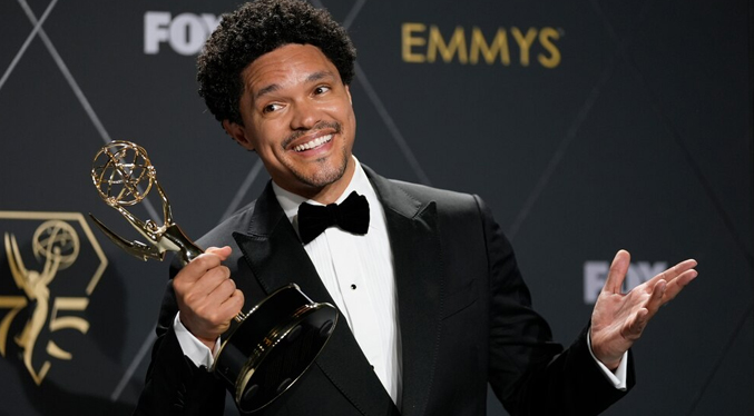 El comediante Trevor Noah presentará sus últimos premios Grammy