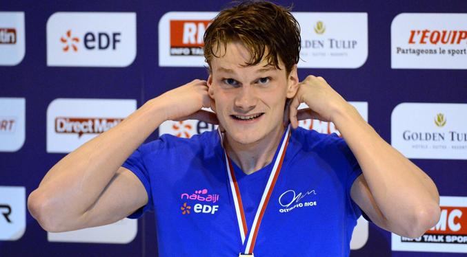 Excampeón olímpico de natación irá a juicio por cargos de violación a una menor