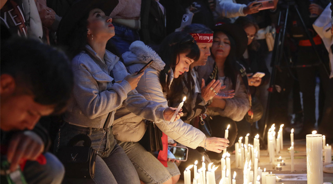 Miles de personas homenajean al cantante Yeison Jiménez tras morir en un accidente aéreo