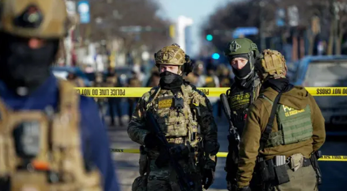 Muere hombre tras ser baleado por agentes federales en Minneapolis