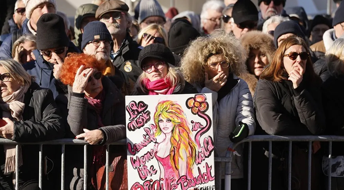 Miles de admiradores acuden a misa funeral de Brigitte Bardot