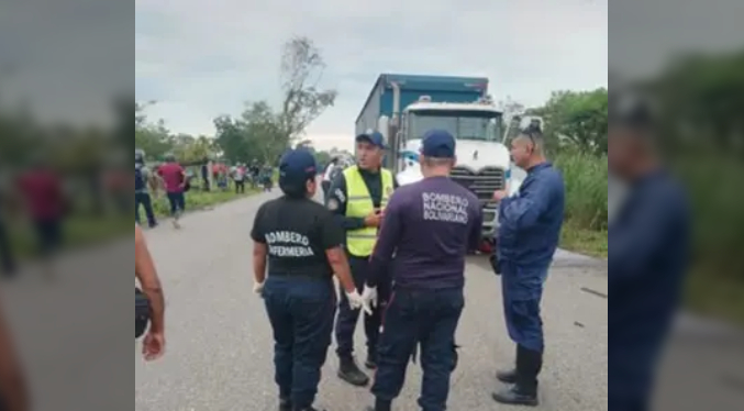Mueren arrollados por gandola dos hermanitos que se movilizaban en moto