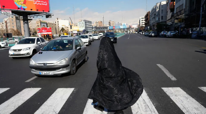 Hackers interrumpen transmisión satelital de TV estatal iraní para mostrar al príncipe exiliado