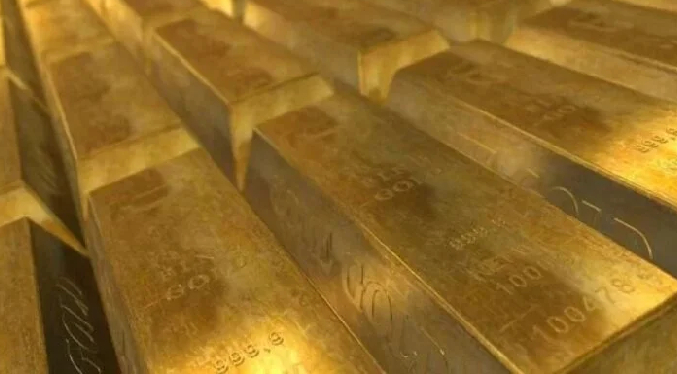 El oro rompe la barrera de los $4.700