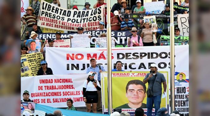 Salvadoreños marchan contra el régimen de excepción de Bukele