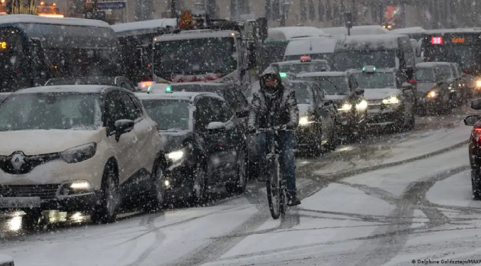 Nieve paraliza Europa y obliga a cancelar cientos de vuelos