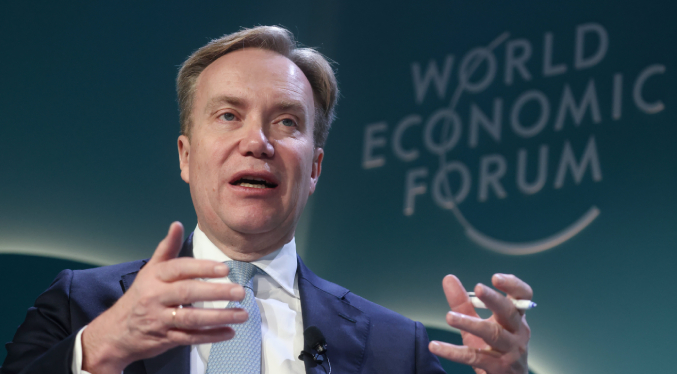 Presidente del Foro Económico Mundial renuncia por relación con Epstein