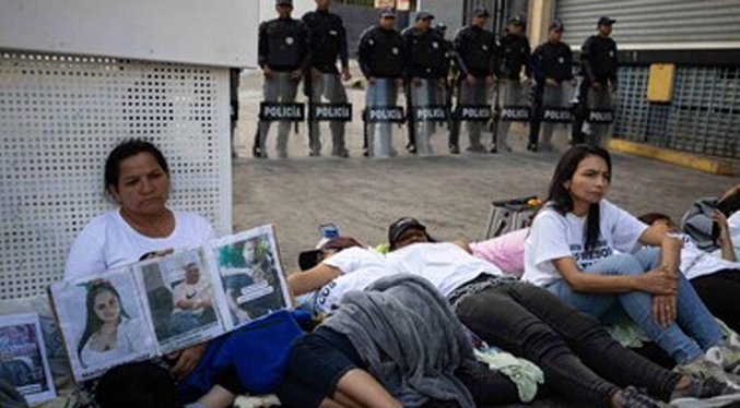 Familiares de detenidos en Zona 7 en huelga de hambre sufren problemas de salud